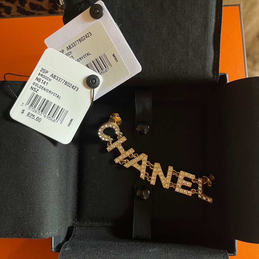 Chanel Gold and Crystal Brooch - Timeless Elegance, Instant Glamour! - Picture 2 of 7
